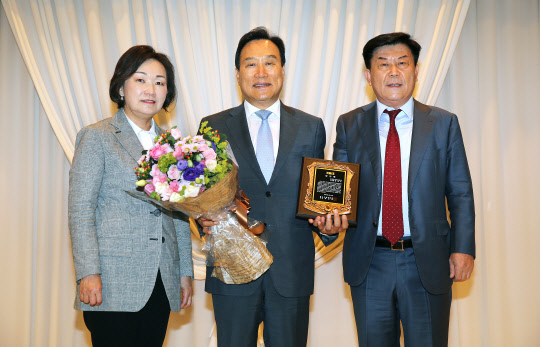중소기업 혁신생태계확산위원회는 13일  여의도 중소기업중앙회에서 김광두 위원장을 비롯한 30여명의 위원과 정부관계자가 참석한 가운데 제4차 전체회의를 개최하고 중소기업 일자리 창출에 대해 열띤 토론을 펼쳤다. 중소기업중앙회 제공